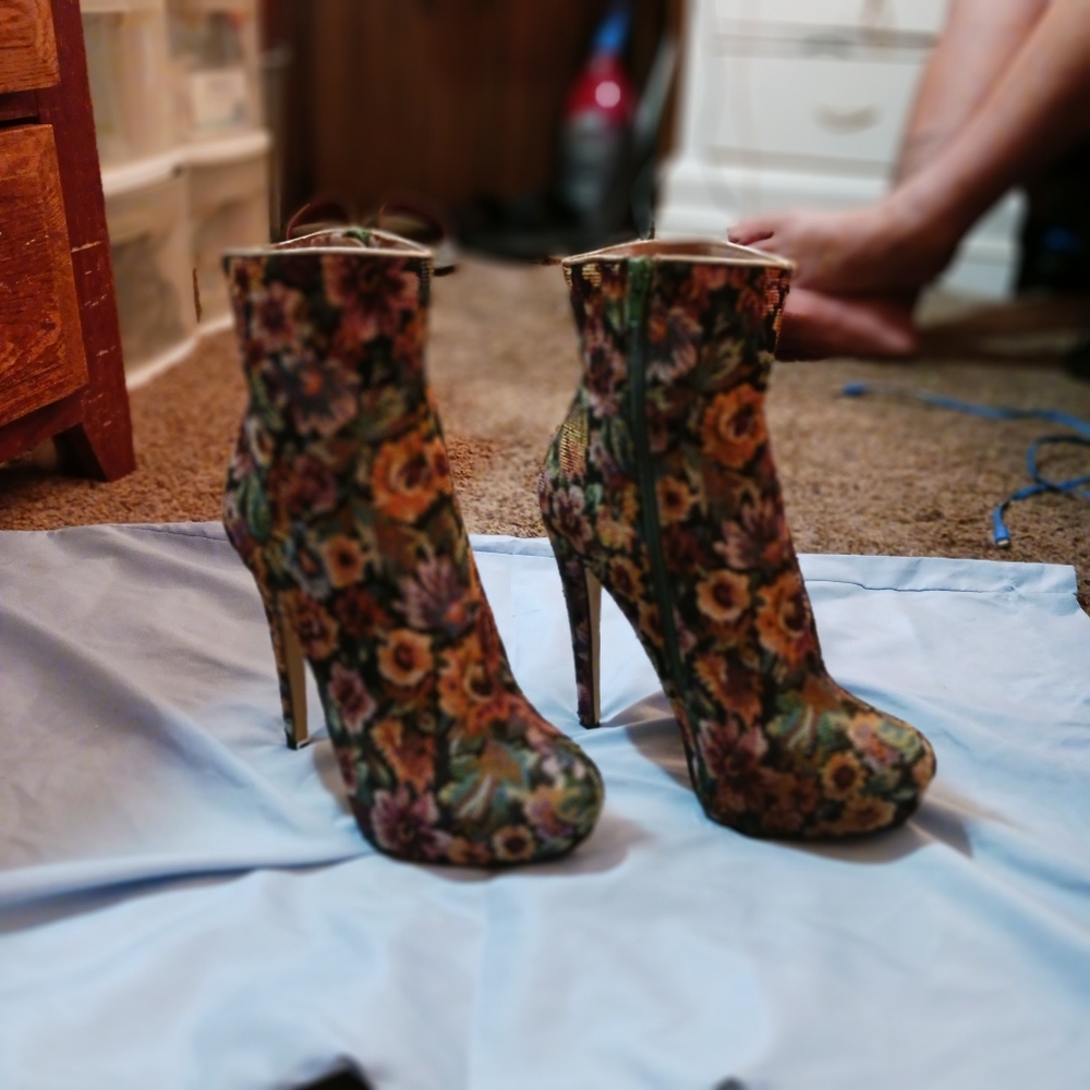 Women's heeled bootie